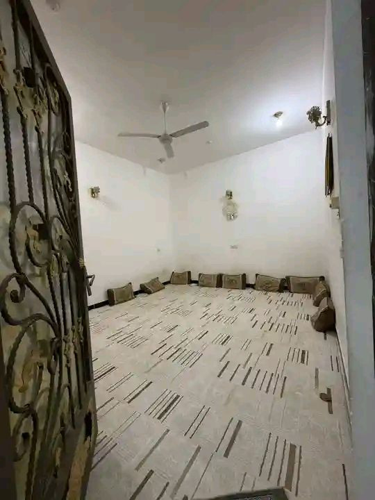 اعلان 
بيت بالشرجي  مساحه 150 م
الواجهه 14. ونزال 11
 مقابيل. مطعم شاطى الفرات 
يتكون من طابقين 
ط 1 يتكون من غرفتين وصاله ومطبخ واستقبال 
وصحيات داخليه وخارجيه 
ط2  يتكون من غرفتين وصاله وصحيات 

بسعر 140 مع المجال 
 تفاصيل اكثر مراجعه مكتب الساعي للعقار
او الاتصال بالارقام التاليه 
***********
***********
***********
 عنوان المكتب سايدين حي الشرطه مقابيل اسواق ريتاج 🧿
