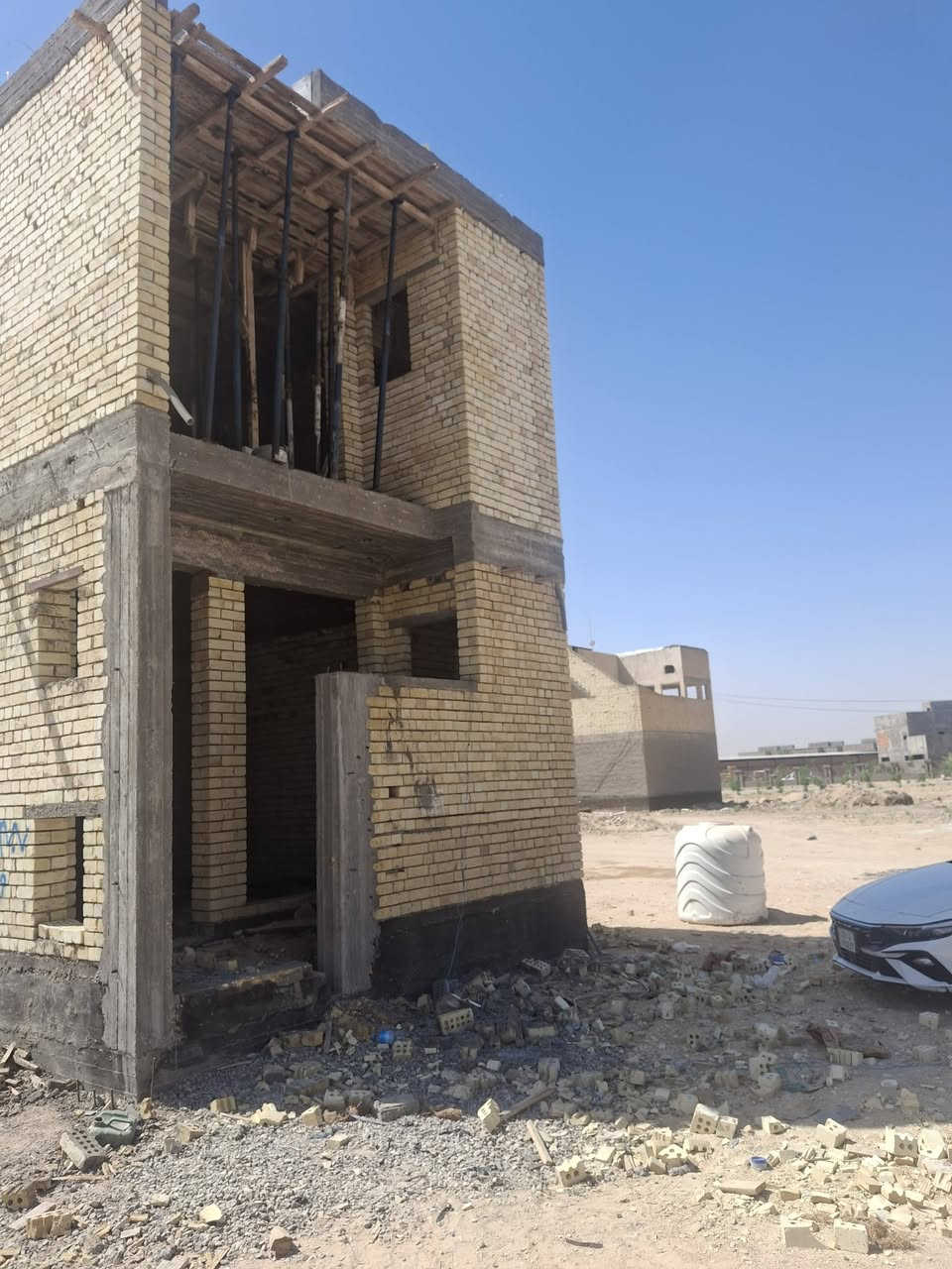 هيكل للبيع 100متر طابقين بأسمي طابوق جمهوري في الانتفاضة الرابعة مقابل مجمع ريحانة البيت يبعد 70متر عن التبليط بناء جديد قيد الانشاء بعد البيتونة والستارة فد يومين ويكملن يحتوي على ثلاث غرف نوم كبيرة  4x4,5  ومطبخ واستقبال وصالة واربع مجاميع صحية وساحب ماء وكهرباء للبيع بسعر 112 مليون مع مجال بسيط 
***********
