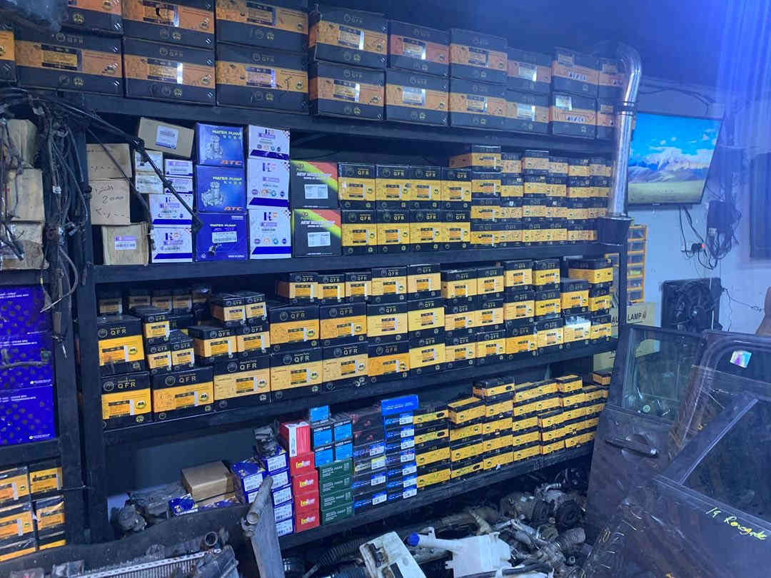 سلام عليكم 
اخوان محل تفصيخ كوري وامريكي جديد ومستخدم كامل للبيع العنوان بغداد كم ساره الاتصال على الرقم غير متواجد فيس 
***********
