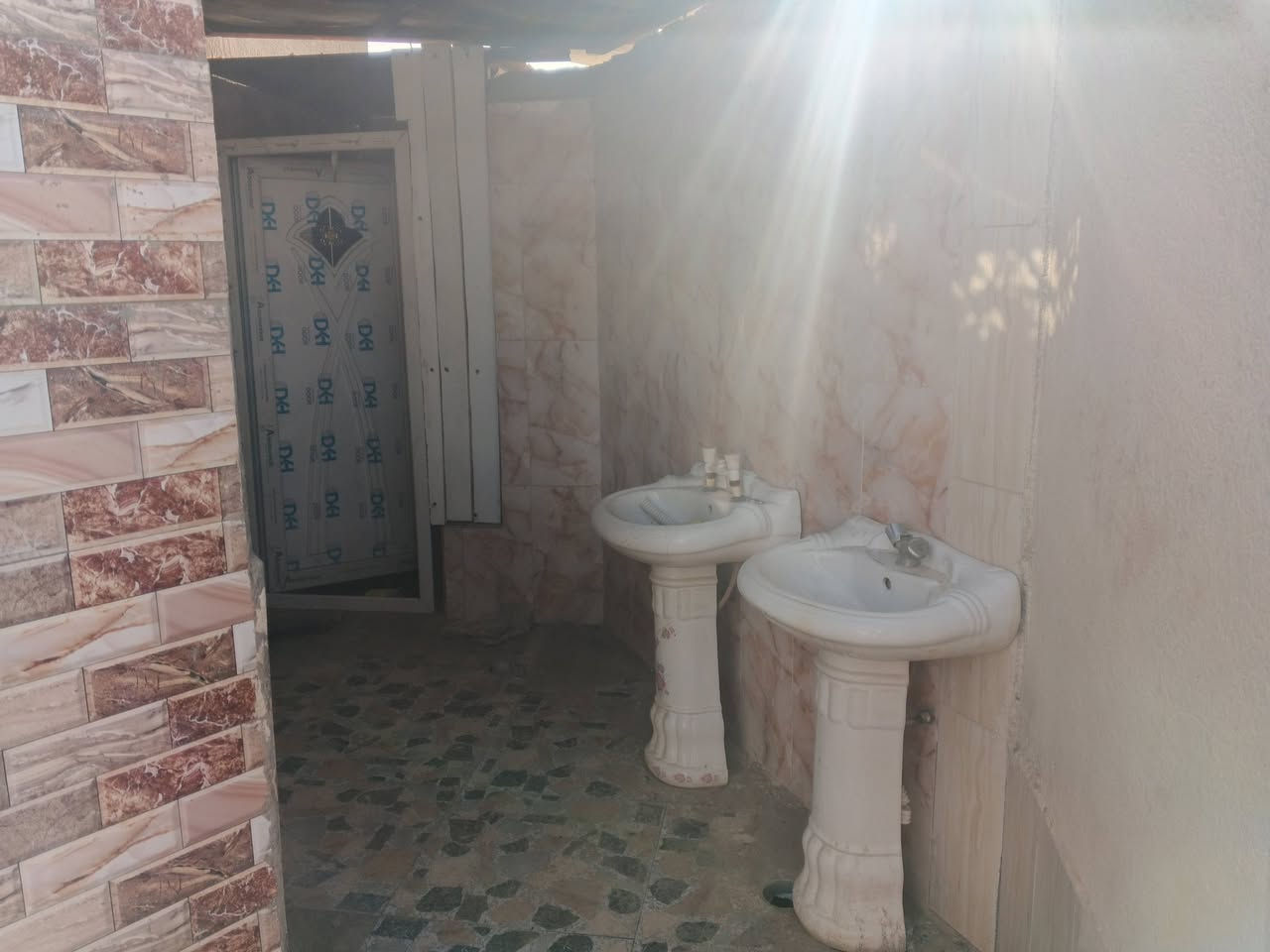 بيت زراعي معه بستان  مساحه دونم + شاطئ مساحه الف 
يحتوي لبيت ع 4 غرف وصاله ومطبخ وصحيات وساحه جبيره وحديقه وبستان كبير يقع ع شط الفرات قرب مدرسه شريف رضي وجهه ع الشط سعر 115 
***********

‏‪***********‬‏
