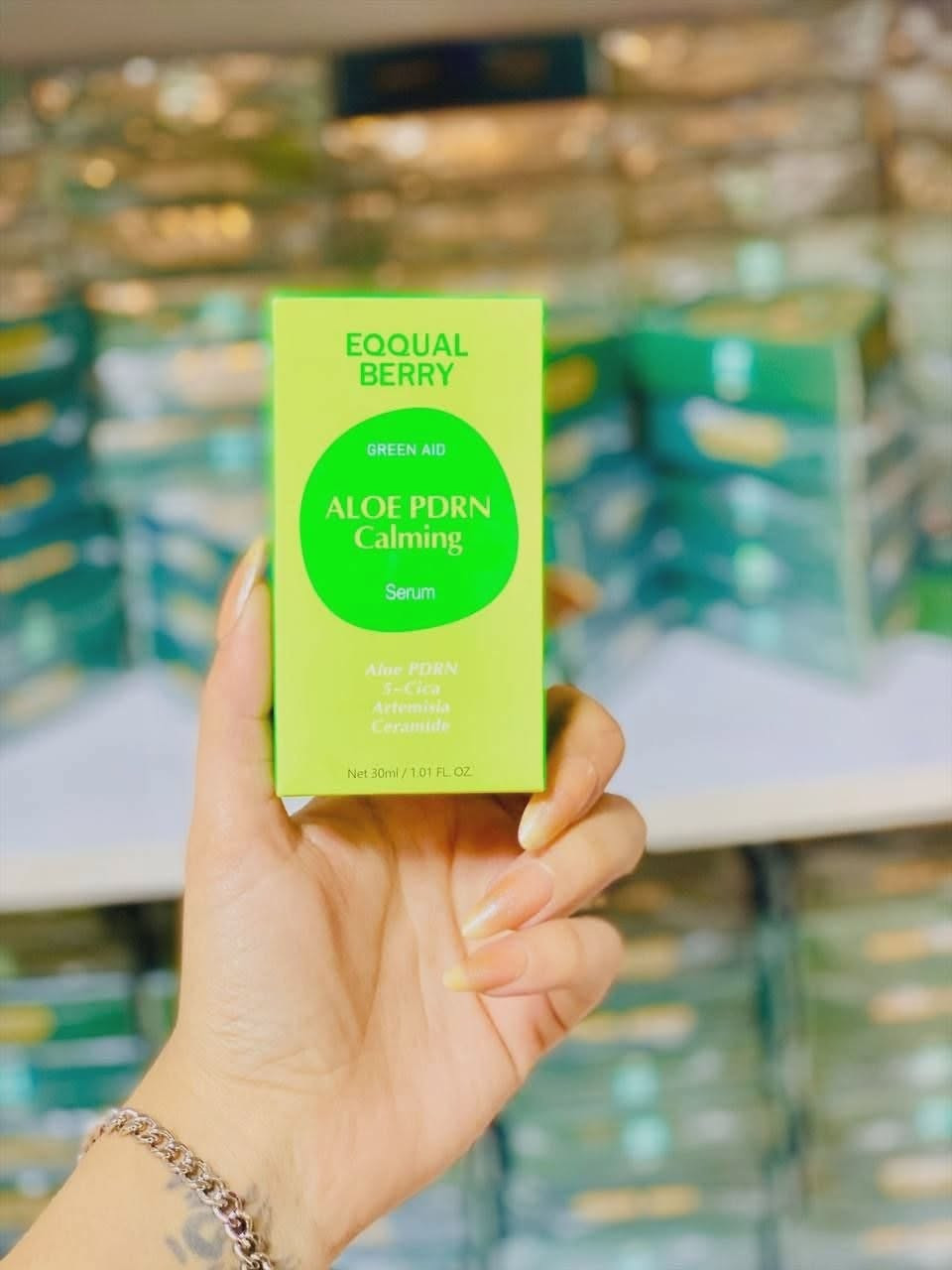✨سيروم Eqqual Berry Green Aid Aloe PDRN Calming هو منتج كوري مصمم لتهدئة وترميم البشرة الحساسة والمتهيجة. يهدف هذا السيروم إلى تقليل الاحمرار، وتوفير ترطيب عميق، وتقوية حاجز البشرة الواقي. 
✅الفوائد الرئيسية:-
✔️ يوفر السيروم إحساساً فورياً بالبرودة ويقلل الاحمرار والتهيج بفضل مكون PDRN المشتق من الصبار (بتركيز 50,000 جزء في المليون).
✔️ يساعد PDRN على تحفيز إصلاح الخلايا ويدعم دورة التعافي الطبيعية للبشرة، مما يعزز المرونة ويجعل البشرة تبدو أكثر صحة بمرور الوقت.
✔️ يحتوي على 5 أنواع من السيراميدات (Ceramides) التي تعمل على استعادة الدرع الواقي للبشرة وحبس الرطوبة العميقة، مما يجعل البشرة أقوى في مواجهة الجفاف والعوامل البيئية الضارة.
✔️ تشمل المكونات الرئيسية أيضاً مركب 5-CICA والأرطماسيا (Artemisia) لتهدئة طويلة الأمد، وحمض الهيالورونيك (Hyaluronic Acid) للترطيب العميق.
✔️ تركيبته خفيفة الوزن وغير مسببة لانسداد المسام (non-comedogenic)، مما يجعله آمناً للاستخدام اليومي ومناسباً للبشرة الحساسة والمعرضة لحب الشباب.
#الاصلي المنشأ كوريا 🇰🇷💯
سعر الدرزن 
يوجد لدينا توصيل الجميع محافظات العراق✔️✔️


**إذا كنت صاحب هذا الإعلان وتريد حذفه لأي سبب، رجاءا أرسل رسالة إلى الدعم الفني**