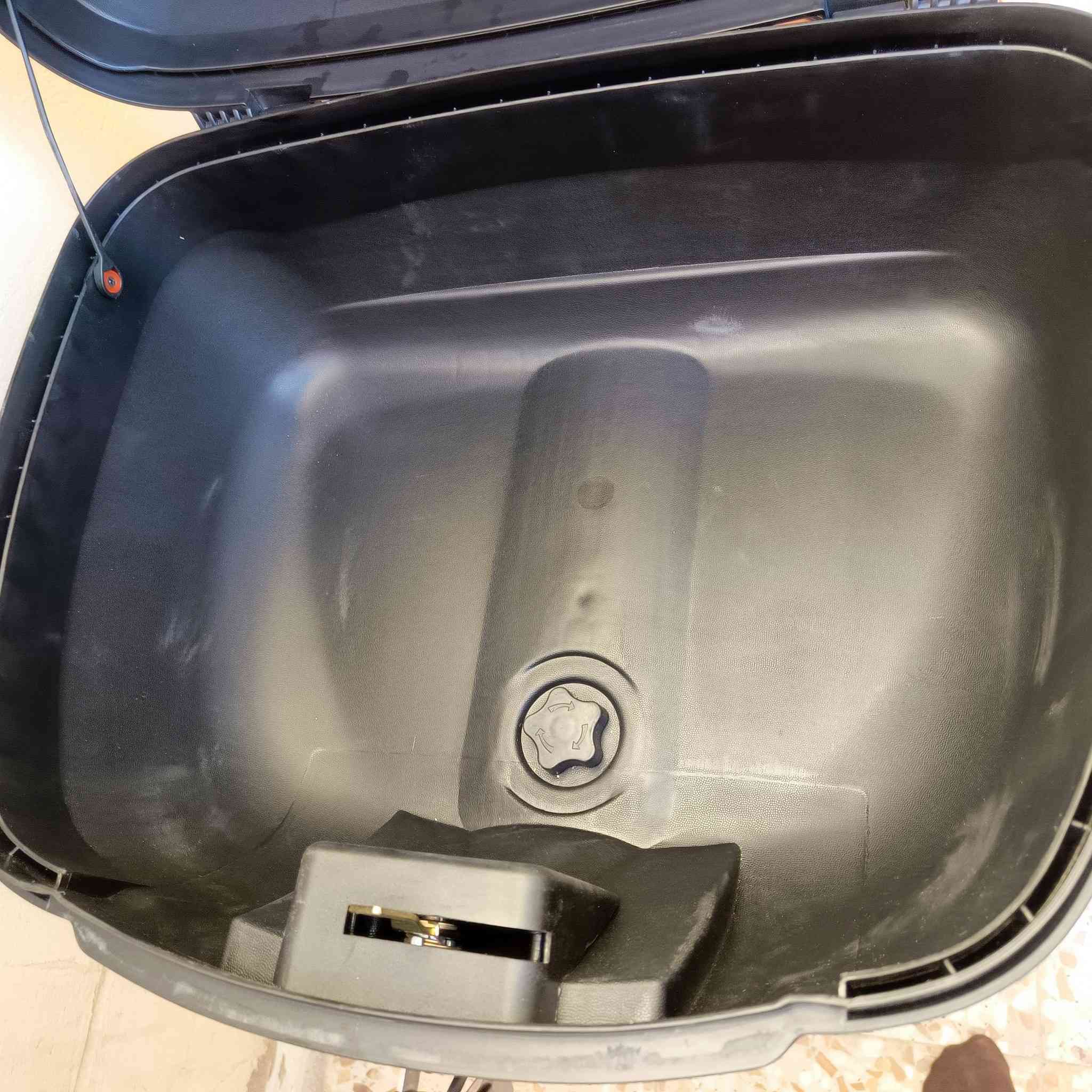 السلام عليكم اخوان عندي صندوك وخوذه للبيع جديدات استخدام يومين واتساب ***********
