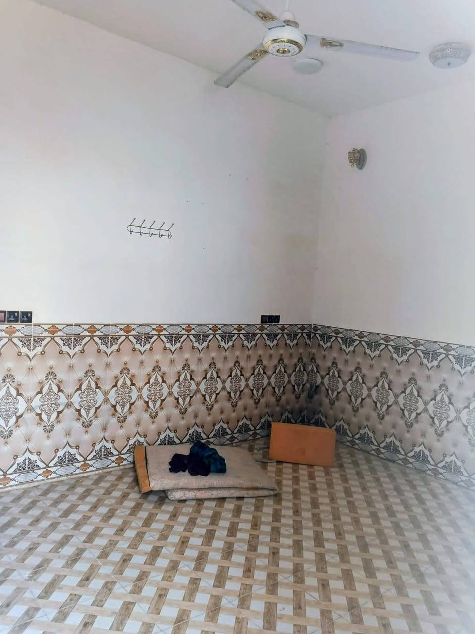 السلام عليكم البيت للبيع  خلف اصباغ الكرستال 
100 متر مربع واجهيهه 10 والنزال 10 
غرفه وحده .صاله .استقبال .مطبخ.صحيات داخليه  وخارجيه 
معروض ب20 وبي مجال لشراي 
***********
