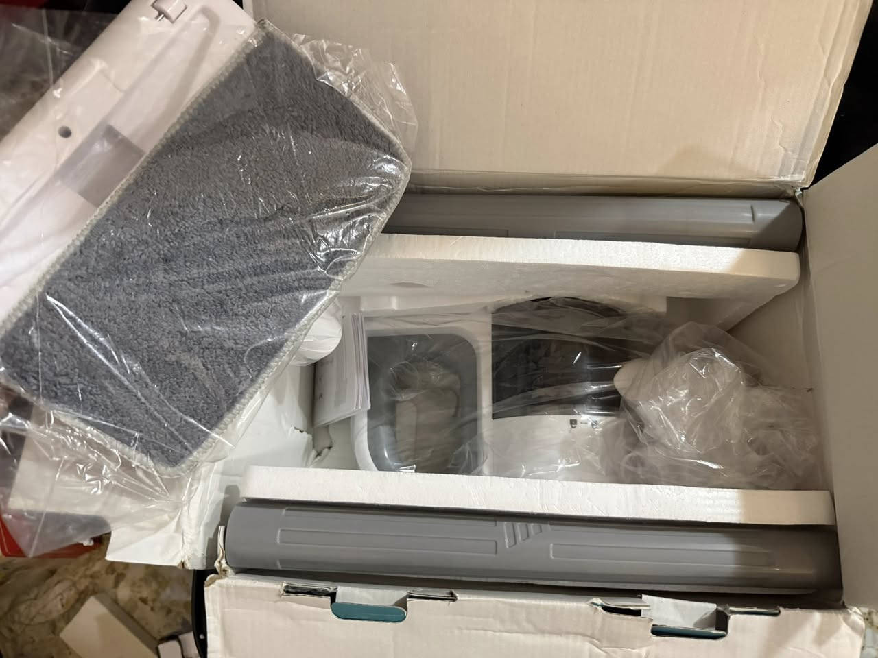 •	نوع الجهاز: مكنسة كهربائية لاسلكية
• خفيفة وسهلة الحمل والاستخدام
 • تعمل ببطارية قابلة للشحن
 • مناسبة لتنظيف الأرضيات، السجاد، والكنب
 • يمكن استخدامها لتنظيف السيارة أيضًا
 • رأس تنظيف متعدد الاستخدامات
 • تصميم عصري مع عصا طويلة للوصول للأماكن البعيدة

المميزات:
تنظيف سريع – بدون أسلاك – سهلة التخزين – مناسبة للبيت والسيارة
متوفر قطعتين فقط


**إذا كنت صاحب هذا الإعلان وتريد حذفه لأي سبب، رجاءا أرسل رسالة إلى الدعم الفني**