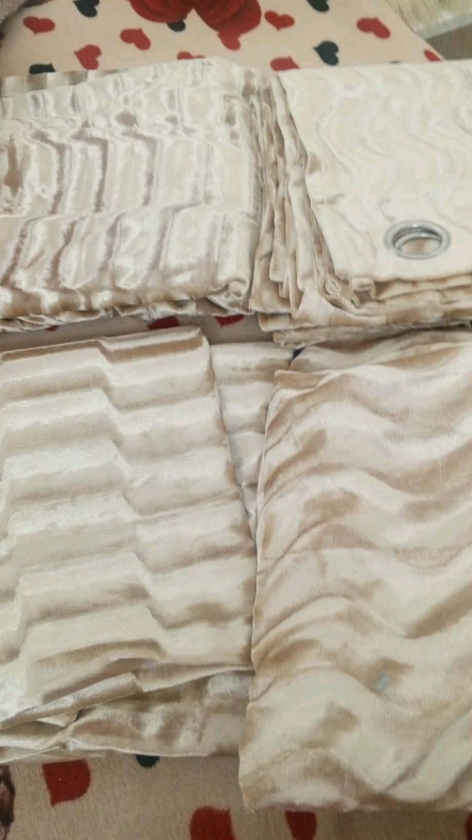 السلام عليكم بردات للبيع نظيفات اي ضرر ما بيهن وتلبيسات قنفات مال عشر مقاعد لون اوف واي ولون الثاني جوزي