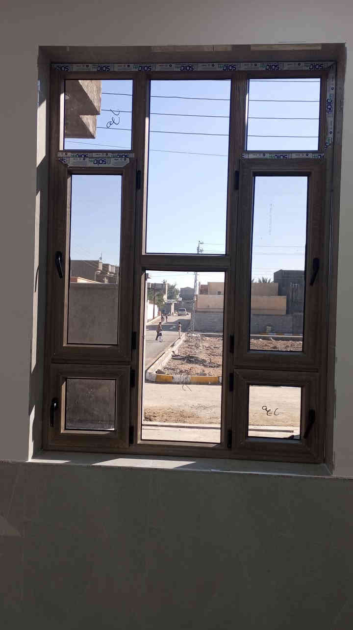 السلام عليكم يتوفر لدينا فصال ابواب وشبابيك حسب الطلب والديكور والألوان ابيض اسود شمباني رصاصي خشابي انترسات ***********
