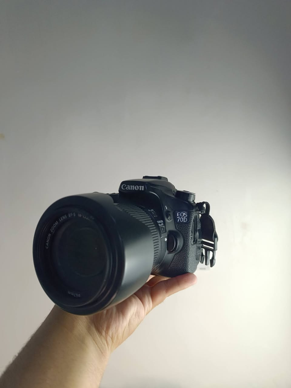 كانون 70d مع عدسه 18_135
كامره احترافيه وقويه بالتصوير
نضافه جدا عاليه 
عدسه زوم
كامل ملحقات
جنطه 
بطاريه اصليه
شاحنه 
حزام كتف 
غطاء عدسه
مانع توهج للعدسه
لزكه شاشه حمايه 
السعر قفل 650
مكاني كربلاء يوجد توصيل محافظات 
رقمي ***********
