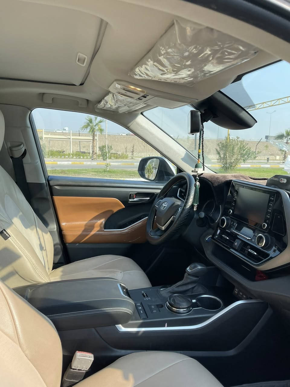 السلام عليكم…هايلندر  هايبرد خليجي 

موديل2022 GLe خليجي مكفولة عدا شخوط خفيفة بالبوب تروح بالبولش 

ماشية 40الف  
داخل مشمشي  (مدوشمة لون بيجي  تريد تشيل البيجي براحتك)
سعرها 332 ورقة وبيها مجال حگ الجية 

رقمي :*********** /مكاني فلوجة .تجي تفحص وين ماتريد
