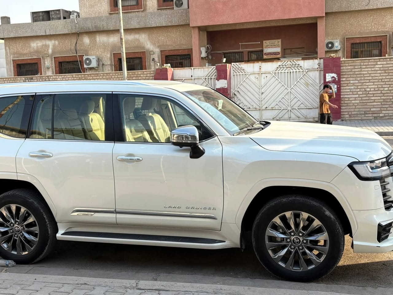 لاندكروز 2024  توين تيربو
في اكس VX 

خليجي لون ابيض 

الفئة     توين تيربو  

ماشية ٣٠ الاف 

شاشة vxr 

السعر ٧٠٠

صندوق شفط 

كشن تبريد

هواي موصفات 

العنون بغداد المحمودية السونار موجود هم  الاستفسار تصال على رقم    *********** بيهه بارد بسيطه
