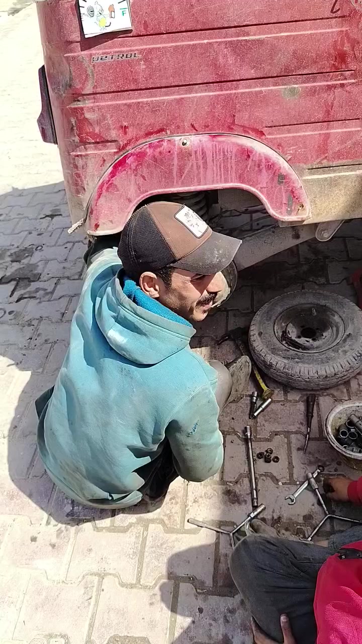 سلام عليكم شباب اخوك احمد الحجام عنوان الحسينيه بمسقط قرب شارع الشركه ***********
