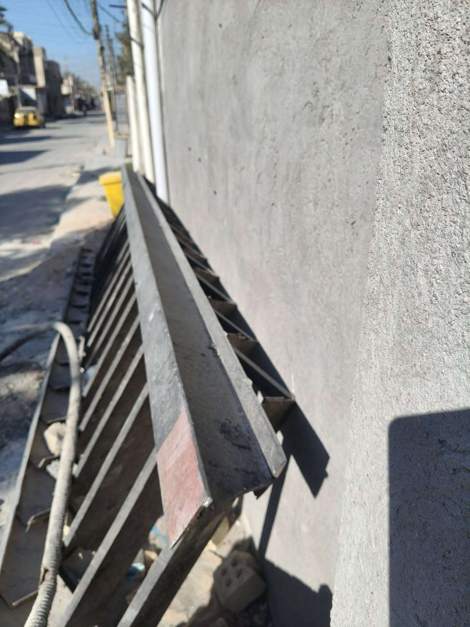 البيع 
درج طول 4متر و20سم
سندويچ مستعمل نظيف
طول 6 متر و50 سم
للتواصل
***********
