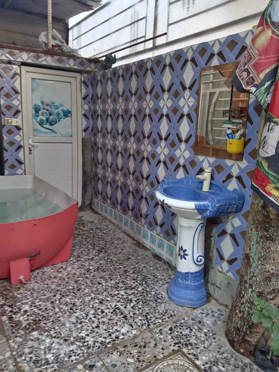 سلام عليكم بيت لبيع حي طارق بشارع لقديم قرب بستان ابو ياس لمساحه 150يحتوي على غرفتين نوم،+ستقبال +صاله يوجد كافه لخدمات ***********
