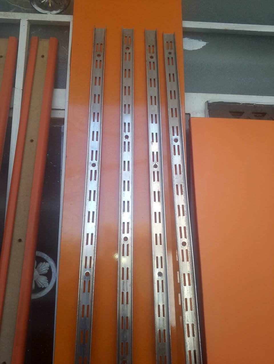 للبيع زوليه 3*2 السعر 25 ميز وطبلات وشماعه ملابس 40 راوتر 10 فارةغسل بخار 25 رفوف محل وحمالات ستل ستيل 70 مكان بغداد ***********
