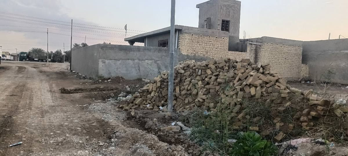 سلام عليكم قطعه للبيع مساحه 300 مع 3 دبل طابوك  تبعد عن طريق اعماره 40 متر  موقع قريب علاء مجسر الحولي استفسار ***********
