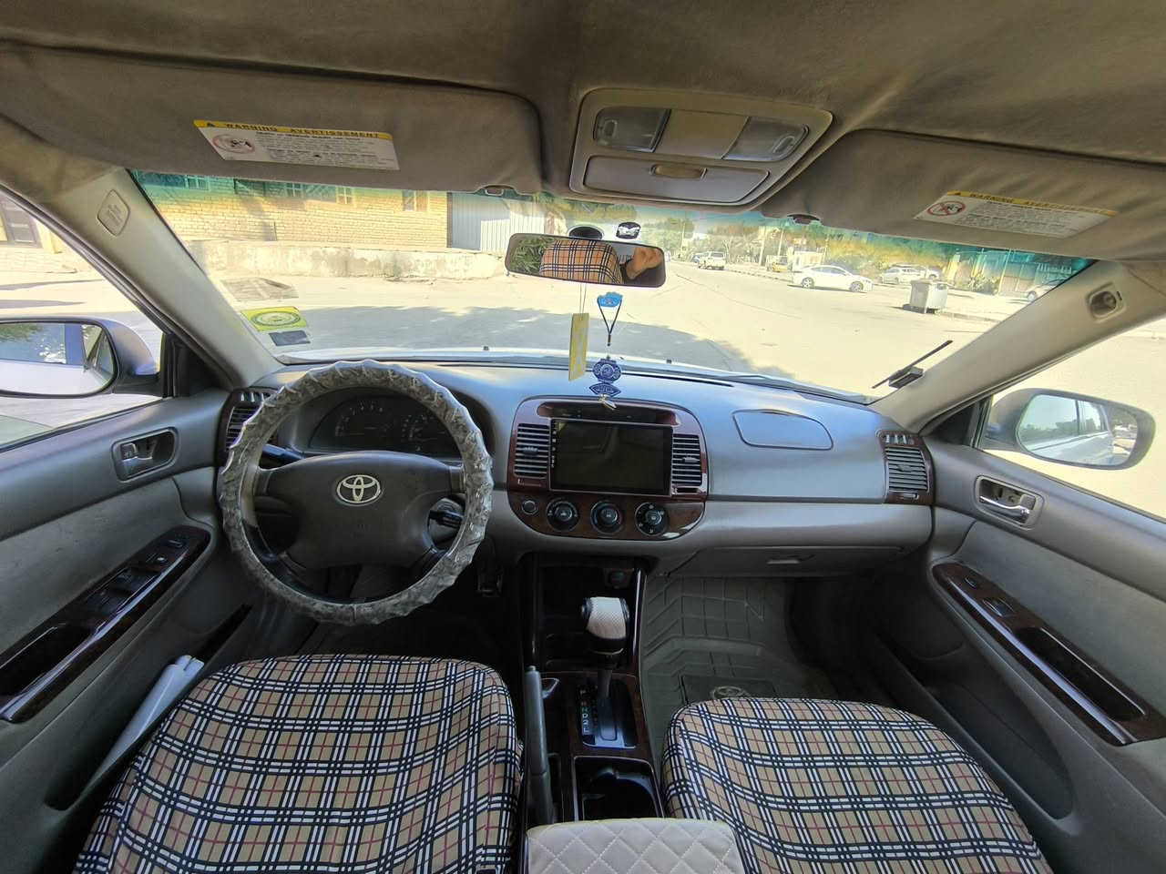 { سـلام عــليكم }
[ كــامري 2002 ]

1_شاشه لمـس
2_حداديه جديده
3_فيتريه جديده
4_كهربائيه جديده
5_تخم تاير جديد حتا السبير 
6_تبريدها ثلجج
7_دواخلها نضيففه 
8_رقمهـا حــله
رقم_***********
__السياره مرتـبه وما تصرف عليها برغيـيي
السعر : 75 وبيــها مجال
