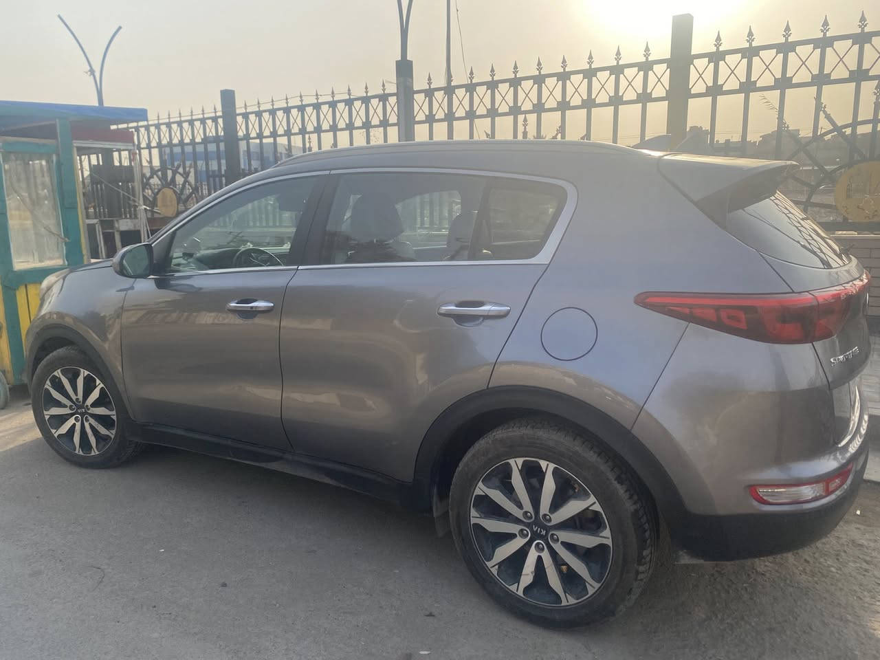 السلام عليكم
سبورتج 2017 وارد امريكي
مواصفات كاملة  ماعدة التنتة
ماشية 83
سيارة كاملة مكملة وباسمي وتحويل ثاني يوم
السونار موضح بالصورة 
السعر 165 وبيهة مجال بسيط
مكاني شهداء البياع شارع المضخة الاول
***********
