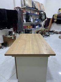 ميز خشب • حجم كبير • مستعمل شهر