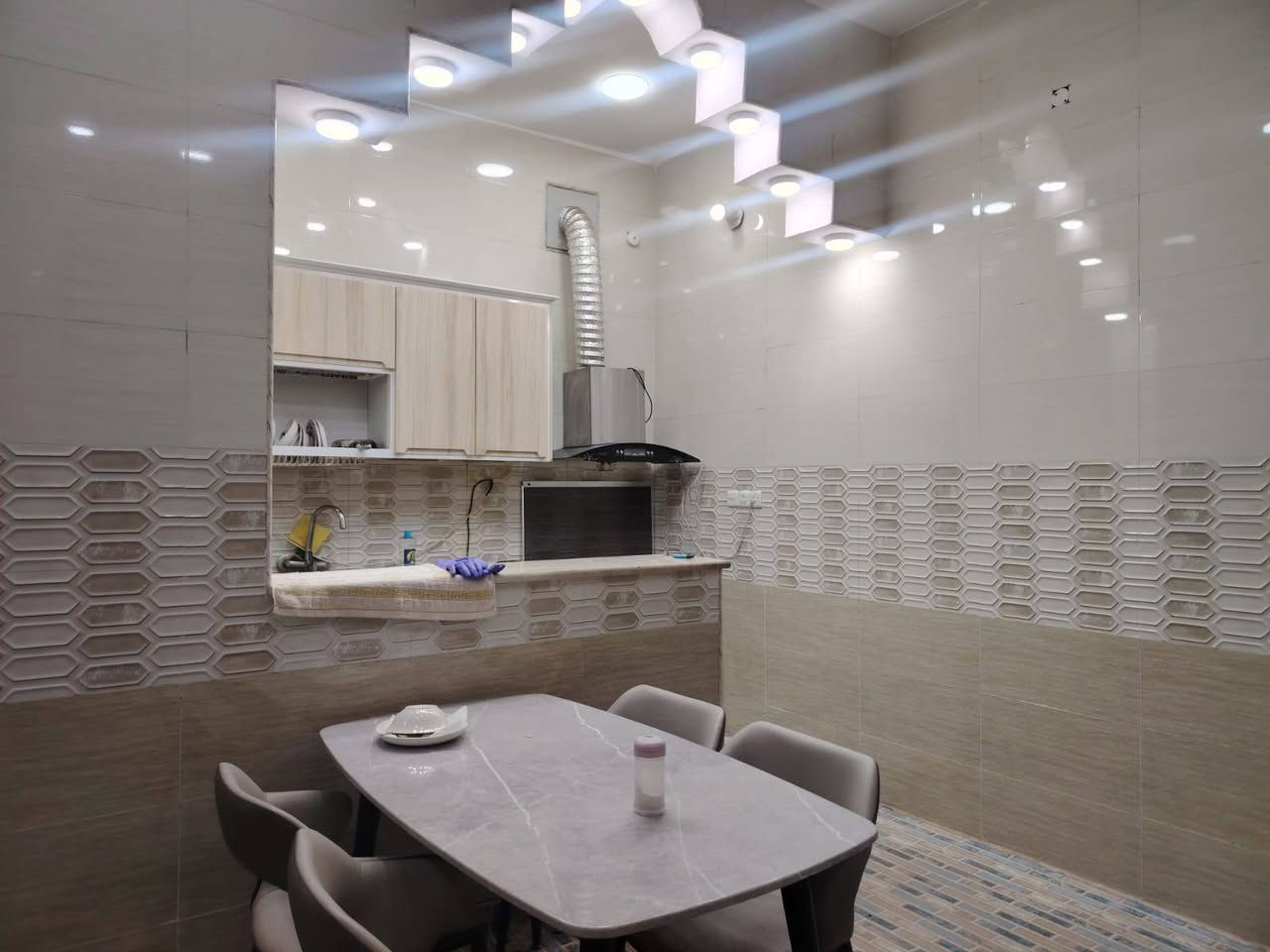 🏡 بيت للبيع - بناء حديث (درجة أولى) 🏡
​📍 الموقع:
​يقع البيت في موقع مميز جداً قرب دائرة البطاقة الوطنية الجديدة، بصف الركن مباشرة على الشارع العام.
​🏗️ المواصفات العامة:
​نوع البناء: بناء حديث، كونكريت مسلح، الشغل والتنفيذ درجة أولى (سيراميك مميز، وتأسيسات كهربائية بأعلى المواصفات).
​📌 تفاصيل وتقسيم البيت:
​الطابق الأرضي (الأسفل):
​🛏️ غرفتين نوم.
​🍳 مطبخين (نظام حار + بارد) مجهزين بالكامل.
​🚿 مجموعات صحية وخدمات متكاملة.
​الطابق العلوي:
​🛏️ غرفتين نوم.
​🛋️ صالة.
​🚽 صحيات.
​💰 تفاصيل السعر والآلية المالية (مطلوب إسكان):
​السعر الكلي: 290 مليون دينار عراقي (مع مجال قليل جداً للشاري الجاد).
​ملاحظة بخصوص قرض الإسكان (مطلوب 62 مليون):
​الخيار الأول: نقوم نحن بدفع كامل مبلغ الإسكان وتصفية السند وتستلم البيت صافي (ضمن سعر الـ 290 مليون).
​الخيار الثاني: نقوم باستقطاع مبلغ الإسكان (62 مليون) من السعر الكلي، وتتحمل أنت دفع الأقساط المتبقية للبنك.
​📱 *********** عمارة, ميسان
