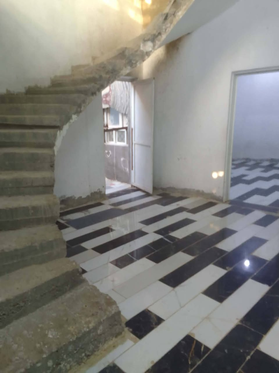 سلام عليكم بيت🏠 مسلح رقم وتاريخ 📋 للبيع مساحه 200متر مثل متشوف بلصور 2 اغرف . هول ومطبخ.وحمام مع مرر  كراج سياره باب طلاكتين مع محل علوه 12متر. جاهز مجهز  لايوجد اي غلط ..البيت  جاهز كهرباء تأسيس مياه. خير من الله  ...الشارع 25متر  مقرنص....  البيت شارع البزل القديم قرب الملعب الرميثه للأستفسار صاحب البيت📞 ‏‪***********‬
