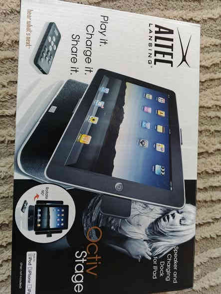 قيم واخذهة بلعافيه قطعه تخبل

قاعدة شحن ومكبر صوت من Altec Lansing Octiv Stage MP450 مصممة لأجهزة iPad [1، 2، 4].
تتميز القاعدة بمكبرات صوت مدمجة لشحن جهاز iPad الخاص بك أثناء توصيله. 
تسمح لك القاعدة بتدوير جهاز iPad الخاص بك بزاوية 90 درجة للحصول على زوايا مشاهدة مختلفة [1، 4].
تأتي القاعدة مع جهاز تحكم عن بعد لسهولة التشغيل. 
القاعدة متوافقة مع أجهزة iPod و iPhone و iPad [1، 2].
***********
