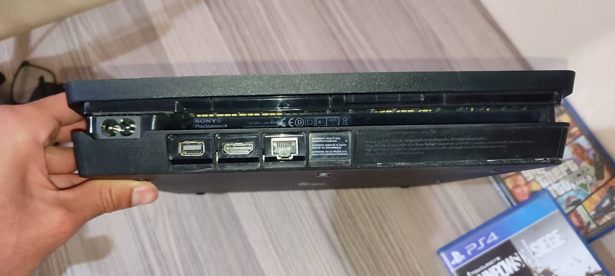 السلام عليكم 
بلي فور سلم واحد تيرا نظيف اخو الجديد لا مفتوح ولا مصلح ويا جويستك مالته الاصلي وثلاث لعبات GTA 5 و Rainbow Six siege وبيس 17 السعر 200 ألف وبي مجال للشراي عنواني ديوانية حي الفرات للتواصل -واتساب- *********** ديوانية, القادسية
