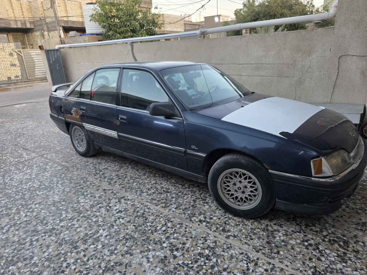 اوبل اوميكا 2600
موديل 91
كير عادي
كير ومحرك خير من الله 
تبريد شغال
32 وبيها مجال 
تحويل مشروع وطني
***********
