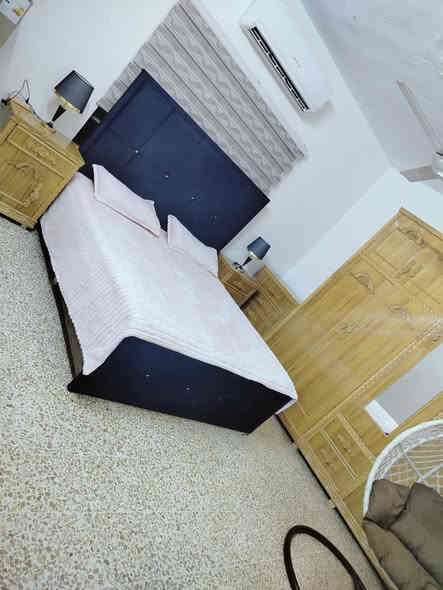 السلام عليكم   غرفة اخشاب للبيع خشب ثقيل جداً  حطاطه للبيع العنوان حي صدام  السعر مليون ونص قفل ***********
