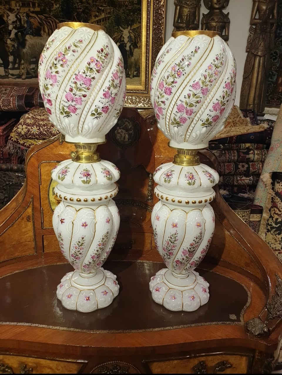 لالات بلور رسم يدوي نفطي
ارتفاع ٦٠ سم 
سعر الزوج ٣٢٥ دولار 
*********** واتساب
