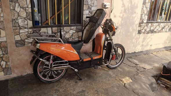 دراجه شحن للبيع العنوان بغداد سويب الشرطه الخامسه السعر 500الف رقم تلفون ***********
