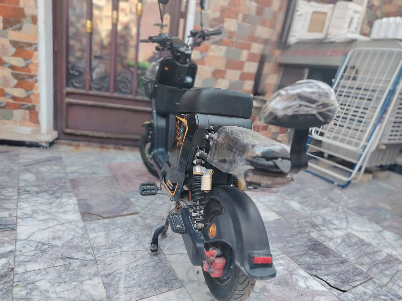 دراجه شحن R8 للبيع 
خمس بطاريات تشغيل عن طريق كارت و سويج كهربائياتها كلها شغالة (دبل اشارة عالي ناصي اشاره يمنه ويسره ونضام النِمر والبگ R والهورن) تكدر تربطها ع البلوتوث سرعتها 100 تجي وياها الشاحنه مالتها وايضا مرايات وسله وخوذه وبايدر 
السعر: 380
التواصل واتساب: ***********
