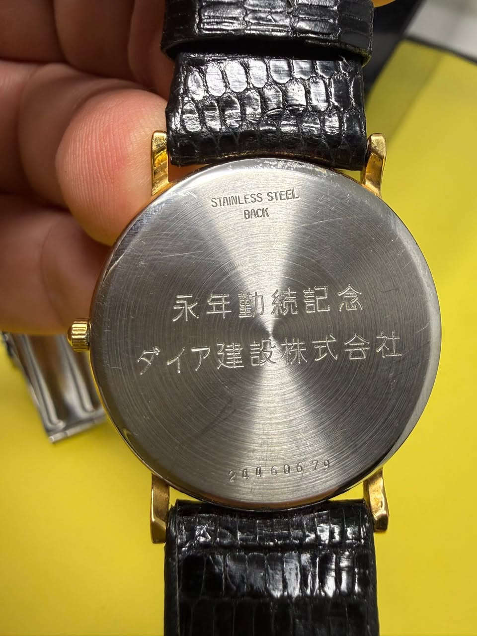 الماركة الكلاسيكية: لونجين (Longines) مع شعار الساعة الرملية المجنحة الشهير.الموديل والسلسلة: تنتمي هذه الساعة الكلاسيكية إلى مجموعات الثمانينات والتسعينات مثل سلسلة Présence أو La Grande Classique.الرقم المرجعي والعيار: يظهر أسفل الميناء الرمز 150 SWISS 6960، وهو يشير إلى الاعتماد على حركة الكوارتز السويسرية الدقيقة طراز Caliber L150 العريقة من لونجين.التصميم والميناء: تتميز بميناء ذهبي أنيق بنقشة التابيستري الفريدة (Tapestry Dial) مع مؤشرات خطية بسيطة وعقارب رفيعة باللون الأسود دون وجود عقرب ثوانٍ، مما يمنحها طابعاً رسمياً كلاسيكياً فائق النعومة والجمال.الهيكل والحزام: علبة دائرية مطلية بالذهب مع حزام جلدي أسود بنقشة جلد التمساح.و المنقوشة على ظهر الساعة هي عبارة تذكارية باللغة اليابانية، وتدل على أن هذه الساعة قُدمت كهدية تكريمية لموظف بمناسبة الخدمة الطويلة في إحدى الشركات اليابانية@
 السعر 260الف


**إذا كنت صاحب هذا الإعلان وتريد حذفه لأي سبب، رجاءا أرسل رسالة إلى الدعم الفني**