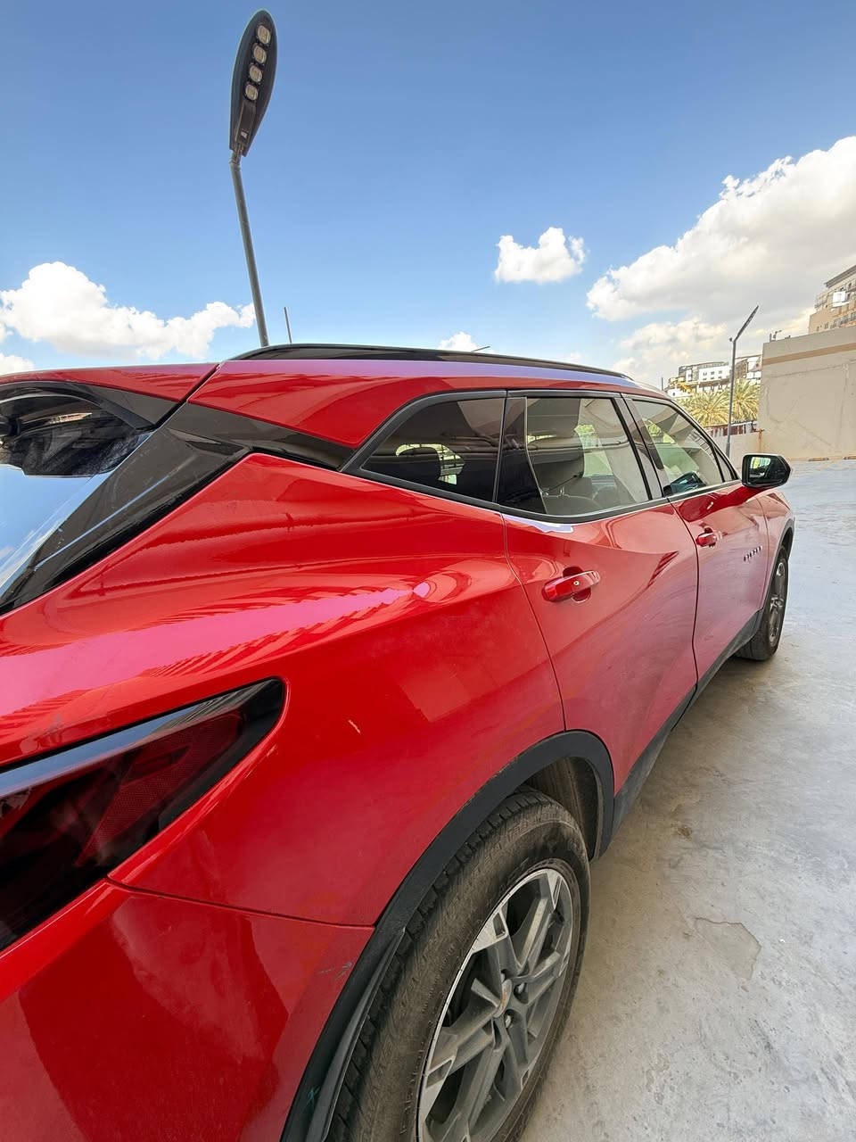 🚗 للبيع: شفروليه بليزر 2023 (CHEVROLET BLAZER 2LT) 🚗
#مكان السيارة ( كربلاء )
#رقم الهاتف: ***********

✅ المعلومات الأساسية:
• الموديل: 2023 Blazer 2LT AWD (دفع رباعي مستمر).  
• المحرك: 2.0L Turbo (تيربو).  
• ناقل الحركة: أوتوماتيك 9 سرعات.  
• اللون الخارجي: أحمر مميز (Red Hot).  
• اللون الداخلي: أسود (Jet Black).  

#حادثها (((( فقط قبق الجنطه )))) تم التبديل نفس اللون 

✨ المواصفات والتقنيات:
• الشاشة: شاشة تعمل باللمس مقاس 10.2 بوصة تدعم Apple CarPlay و Android Auto لاسلكياً.  
• التشغيل: تشغيل السيارة عن بُعد (Remote Start).  
• الراحة: مقاعد أمامية مدفأة مع تحكم كهربائي لمقعد السائق (8 اتجاهات).  
• التكييف: تحكم تلقائي مزدوج النطاق (Dual-zone Automatic Climate Control).  
• الإضاءة: مصابيح LED أمامية ونهارية.  
🛡️ الأمان وأنظمة المساعدة:
• نظام Chevy Safety Assist: يشمل المساعدة على البقاء في المسار، التنبيه عند مغادرة المسار، وفرامل طوارئ أمامية.  
• كاميرا HD: رؤية خلفية عالية الدقة.  
• تنبيه النقاط العمياء: Lane Change Alert مع Side Blind Zone Alert.  
• نظام تثبيت السرعة التكيفي: Adaptive Cruise Control.  
• تقييم الأمان: حاصلة على تقييم 5 نجوم في اختبارات السلامة الحكومية.  
💎 إضافات مميزة (Packages):
• باقة Convenience: تشمل بوابة خلفية كهربائية (Power Liftgate)، ومرآة داخلية تعتيم تلقائي.  
• باقة Black Grille Bar: لمسة جمالية سوداء على الشبك الأمامي وشعارات شفروليه السوداء.  
• العجلات: رينجات ألمنيوم مقاس 18 بوصة (Grazen Metallic).  
⛽ اقتصاد الوقود:
• معدل استهلاك متوسط: 24 ميل للجالون (تقريباً 10.2 كم لكل لتر).

#السعر (((( 265  ))) وبيها مجال بسيط
