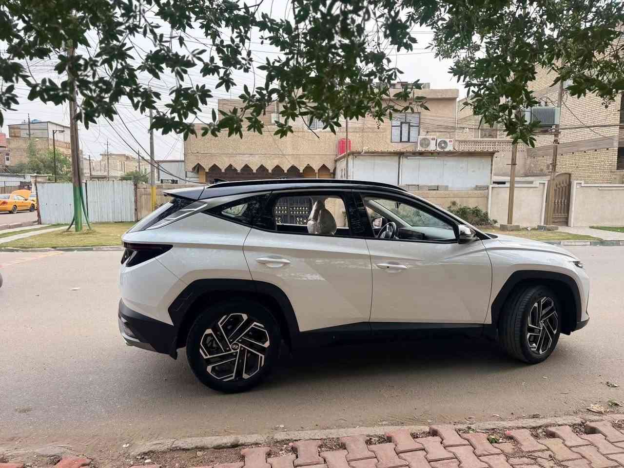 السلام عليكم 
توكسان 2025 ماشية 2300km يعني زيرو
بعدها بالفابلون تو كلور 
تشغيل عن بعد 
حساسات امامي خلفي 
تبريد كشنات 
جنطة كهرباء 
مري شفط
تبريد قطعتين
رقم بغداد 
للبيع 24600$ 

***********
