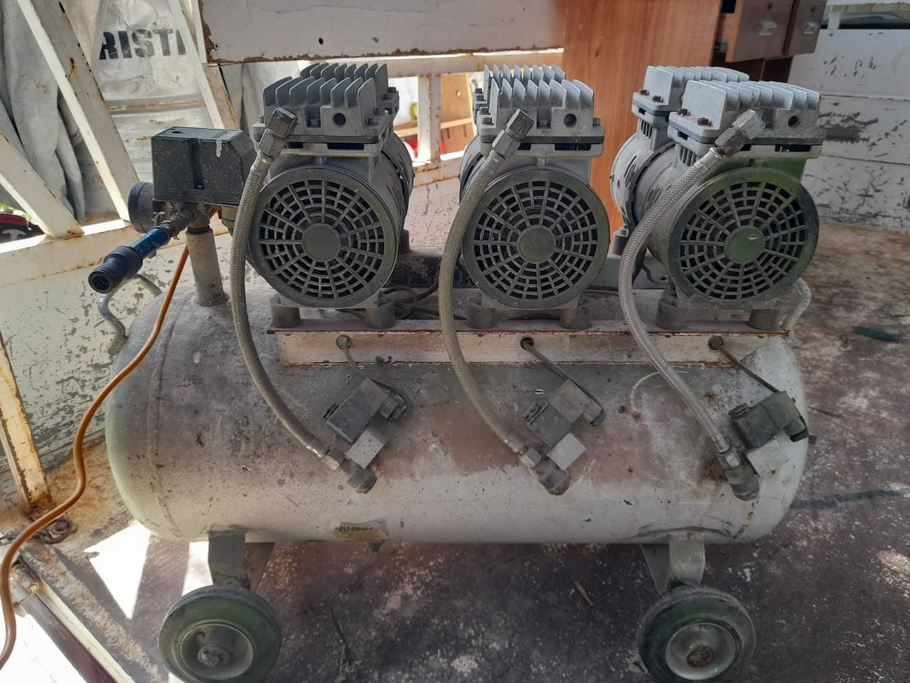 جك ثقيل ٥٠ الف
كمبريسر انجيكو الاصفر ١٠٠ الف شغال ستندر على وضع الشركه 
كمبريسر ٣ بستم سريع جدآ بلترس كاتم بدون صوت  شغال ما داخل تصليح على وضع الشركه ٢٠٠ الف مكاني صلاح الدين قضاء بلد  حي الزهراء ***********
