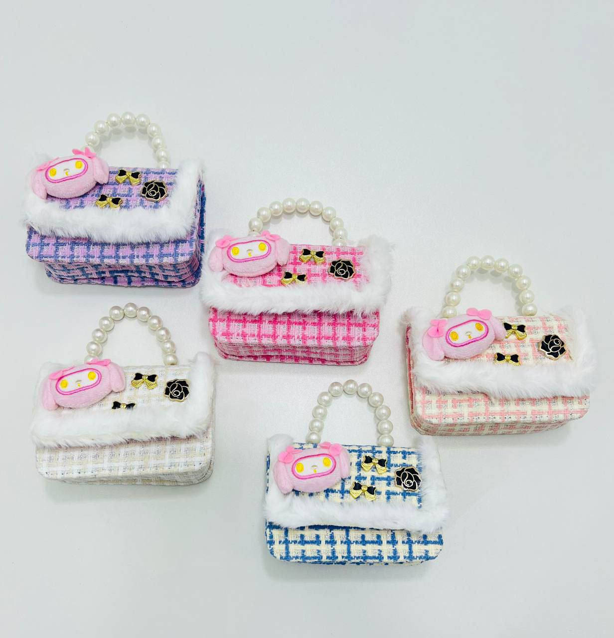 حقيبة يد صغيرة للأطفال بتصميم كوري عصري، وتتميز بتفاصيل أنثوية لطيفة مثل مقبض اللؤلؤ الصناعي وزخارف الدمى.
مميزات الحقيبة
التصميم: تأتي بنمط "التويد" (Tweed) مع تفاصيل من الفرو الصناعي على الغطاء، مما يمنحها مظهراً أنيقاً ودافئاً.
الإضافات: مزينة بدمية صغيرة (مثل شخصية ماي ميلودي أو أرنب)، بالإضافة إلى فيونكات وورود معدنية صغيرة.
الاستخدام: مناسبة كحقيبة يد صغيرة أو حقيبة "كروس" بفضل السلسلة المعدنية المرفقة، وهي مثالية للفتيات من سن 2 إلى 10 سنوات في المناسبات والأعياد.
#اكسبلور #اكسبلورر_2025 #اكسبلور_فلو #اكسبلور_2025 #اكسبلور_فلو #اكسبلورر_2025 #اكسبلور_explored #اكسبلور_لايك #عرب_فوتو #تصويري #صور #انستقرام #لايك #كميرا #بحر #لقطة #دبي #اكسبلور #لقطة #لايك #دعم #تفاعل #لايكات #كومنت #كومنتات #اكسبلور #هاشتاق


**إذا كنت صاحب هذا الإعلان وتريد حذفه لأي سبب، رجاءا أرسل رسالة إلى الدعم الفني**