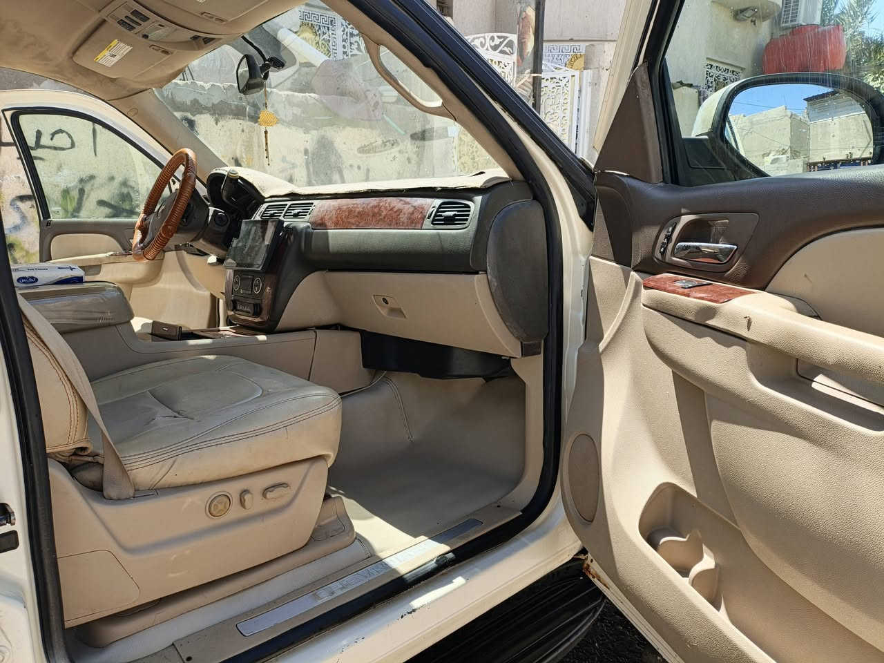 من رخصه الادمن تاهوموديل 13مصبوغه عام بدون اي حادث السياره جاهزه حداديه تخم تايرتبريدخيرمن الله دواخل نضيفه فول مواصفات***********
