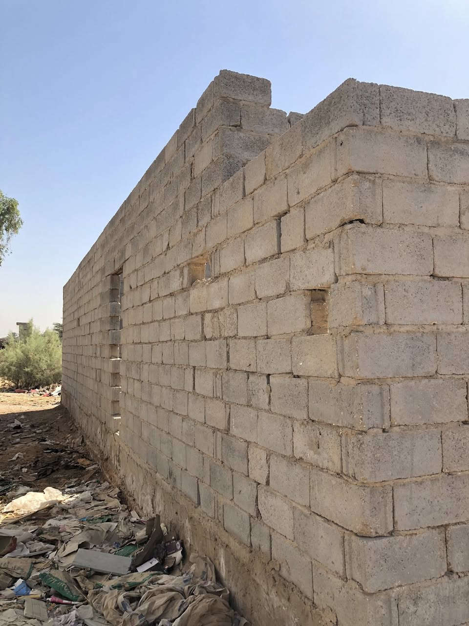 اسلام عليكم هيكل للبيع عله وضعه الخريطه مالته حلوه  يحتوي على حمامات خارجي وصاله وغرفه نوم وستقبال ومطبخ وحمام داخلي العنوان كربلاء الفريحه الشارع البين جامعه كربلاء  والبانزين خانه مسافه عن الشارع 500 متر المساحه 100 متر  قرار سابقًا زراعي سند 35 وحاليًا الحكومه طوبتهن  السعر 10 ملاين قابل لتفاوض
