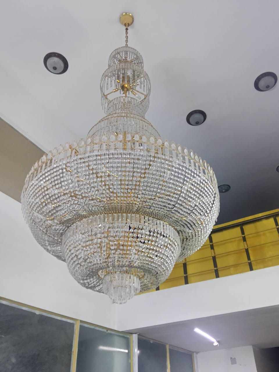 ثريه البيع الطول 3مترات العرض 2مترتين مكاني بغداد الشعب سعر 10ورقات ***********
