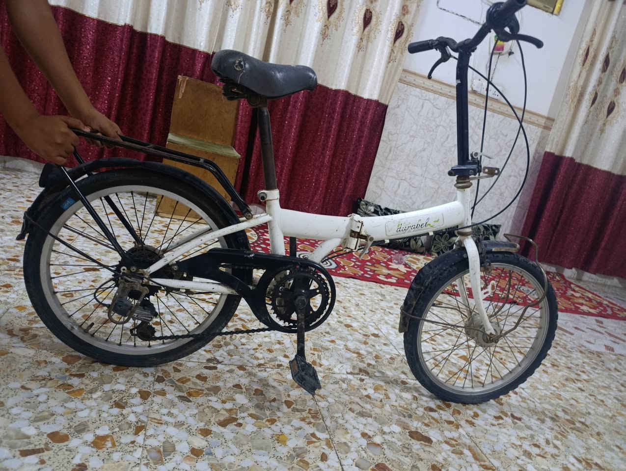 السلام عليكم بايسكل طباكي لون ابيض حجم 20 نظيف للبيع السعر 65ألف للاتصال ***********
