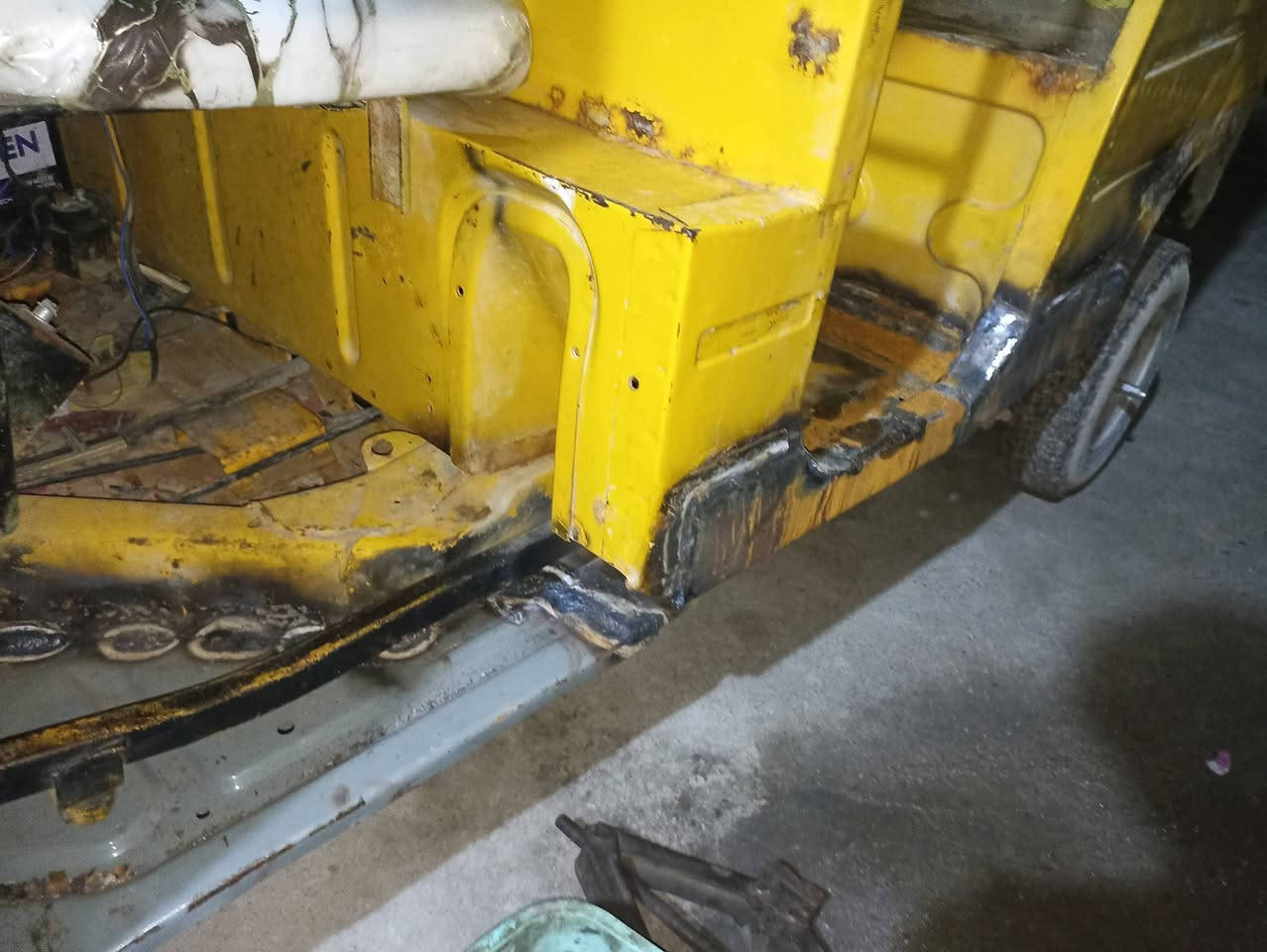 ل للبيع موديل 17 طالعه ب 18 معمره جديده فقط ناقصها صبغ فقط السعر 2800
***********
