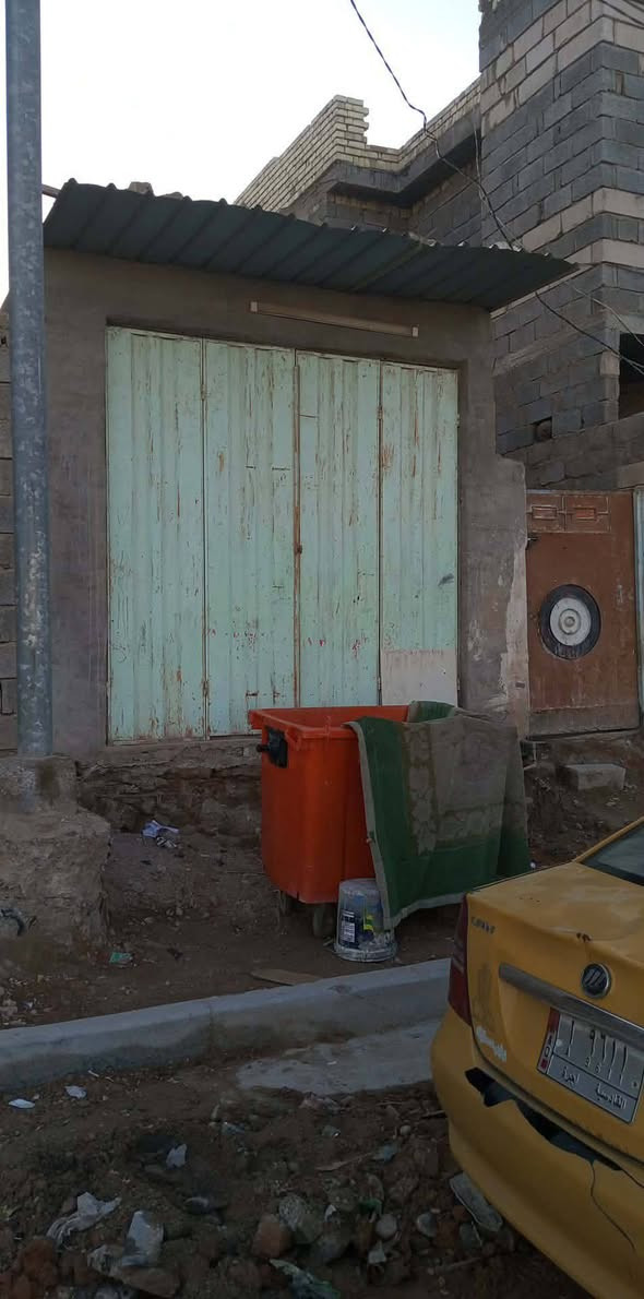 السلام عليكم بيت ١٠٠م للبيع 
الطاقه قطاع ١٨ خلف مستشفى التركي. 
على شارع ١٥ 
كافة الخدمات تبليط ماء مجاري كهرباء مدارس ٤ بالباب 
البيت بنيان بلوك عگاده غرفه وصاله وحمام داخل الصاله ومطبخ +محل باني مكان الاستقبال 
السعر ٨٢ 
*********** اتصال +وساب #الطاقه
