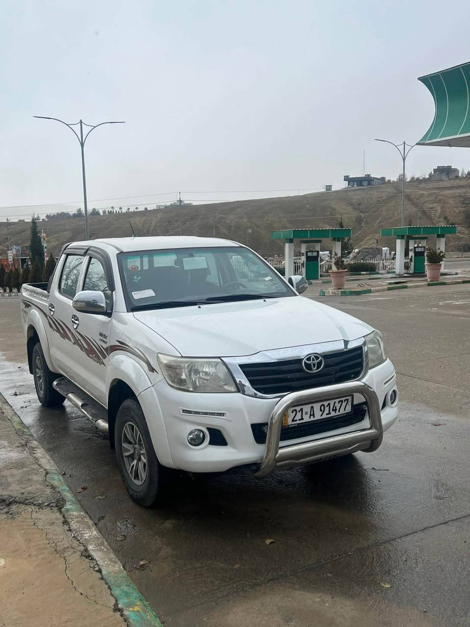 تۆیۆتا هایلۆکس 
مەرزیە مۆدێل 2014 شەریکە سەید نەهرۆ 
مواسەفات : شاشە ئایپاد ، ناو فۆرمیکا ، سوکان ڤۆلیۆم، بلوتوس ، abs, ویل کەپ ، ئاوێنە ئیشارەت…..
چوار تایەی لۆکی بۆ بەستراوە
ژینگەو هەموو شتێکی نوێیە 
سەیارەکە دینار مەسرەفی تیانە 
بۆیاخ : دوو پەڵە بۆیاخی هەیە
گێڕو مەکینە بە شەرت 
ژمارە موبایل: *********** Singapore
