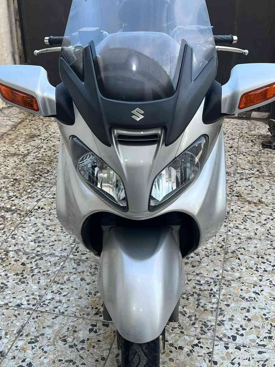 سلام عليكم
سكاي ويف ٦٥٠ 

دراجة بلادي مال رمبة

كهرباء كلها شغالة

محرك طيارة😅

فرامل ABS

بوار مود شغال

كير اوتو +تيبيترونك

مكفولة كفالة عامة

بنزين محسن +دهن ممتاز

مرايات كهرباء

نظام ضؤء اوروبي

ويل نضيف جدا
ماشية ١٧وقابل للزيادة

تيرات نضيفات
***********
تواجد الناصرية
