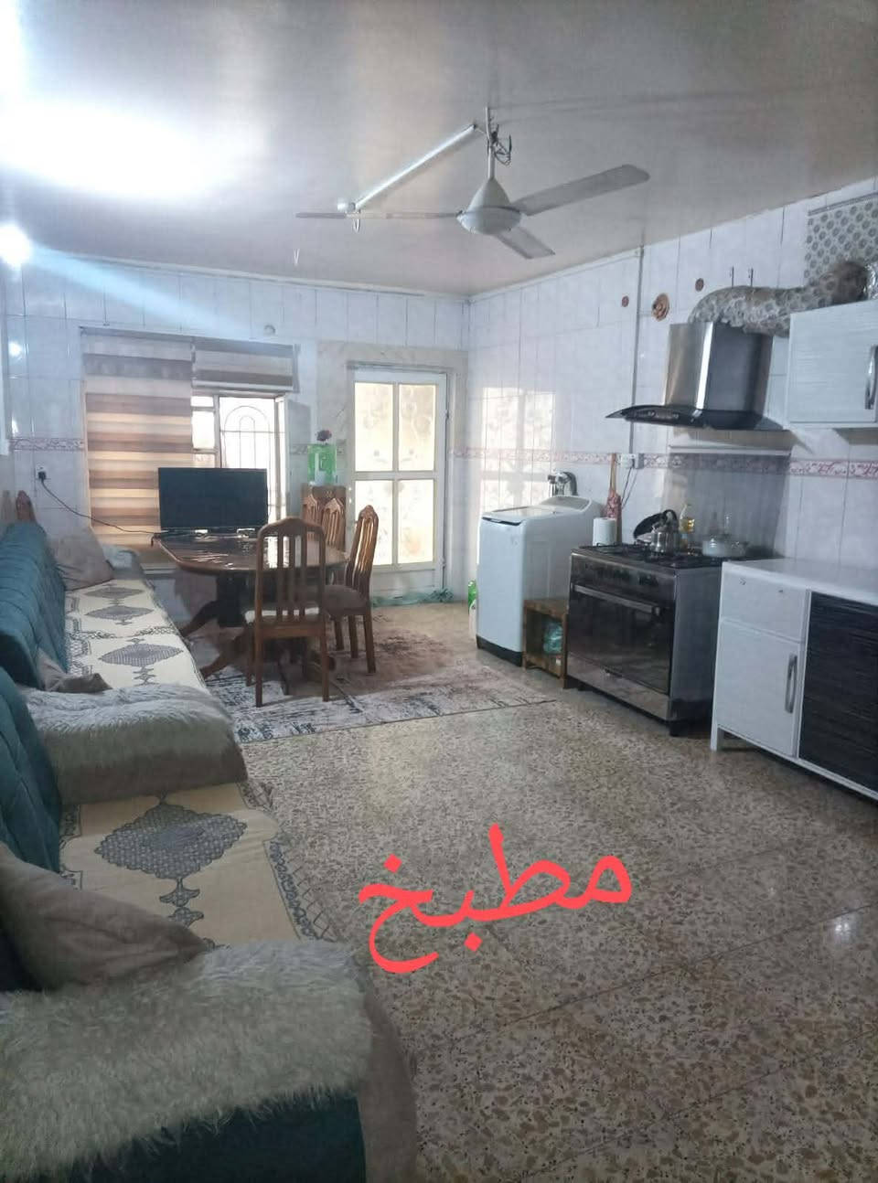 السلام عليكم...دار للبيع المساحه 400 متر طابو زراعي سند 25 ..طابقين 4 غرف نوم مع 3 مجمعات صحيات واستقبال ومطبخ مع طارمه وحديقه ...العنوان حله...مطاعم الجمجمة خلف المحكمة الجديدة شارع سنتر بندقه قبل شارع مطعم السجاد ...منطقه هادئه جدا وقريبه على الشارع العام مولات ومطاعم 
السعر 140 مليون وبي مجال والي يحب معلومات اكثر وصور للدار يدخل خاص أو واتساب ***********

