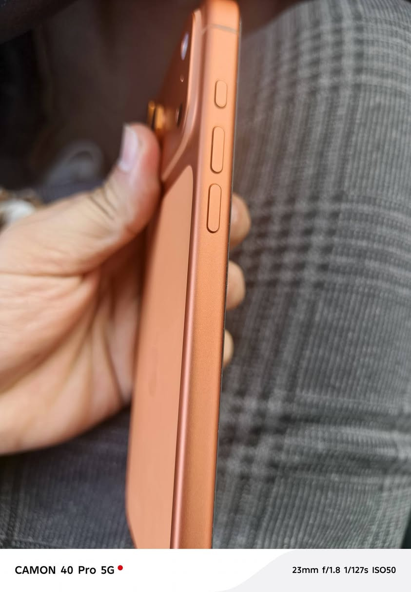 السلام عليكم أيفون 17 برو ماكس شريحه ألكترونيه مشحون 6 مرات فقط بكج حمايه كامل
من باب الحلال والحرام والأمانه الكيبل الي وياه مال ايفون 16 برو ماكس مكاني بنجف اجيك لحي الغدير تفحص الموبايل وين ميعجبك والكيبل وأكلك الف عافيه 
 السعر 1725 قفل متوازي والله 
مكاني النجف او كربلاء ماعندي توصيل 
***********
