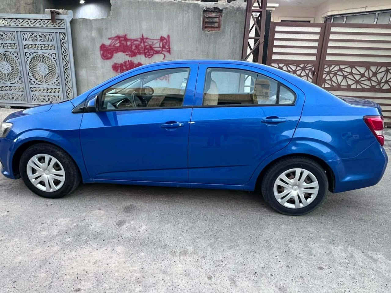 سيارة شوفر افيو خليجي 2018 
محرك 1600
سيارة حديث ممتعوبة مالت بيت
ماشية 92 الف
رقم اربيل الدولي الجديد بأسمي
فول اوتماتيك فول كهربائيات كلها شغاله
تبريد تدفئة 
تحكم ستيرن
مناقصها اي شيء اتشغل وتطلع. 
السيارة بلاديه وصبغتها احزام للجمالية بسبب جراد قليل اكو صور الجراد القديمة. وتاخذها للسونار وتفحص يلاا تاخذ. 

السعر ٩٠  وبيها مجال ***********
*********** العنوان عامريه
