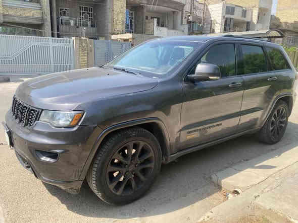 🚗 للبيع: جيب كراند شيروكي 2017
📍 مكان السيارة: بغداد – البلديات
📞 للتواصل: ***********
💰 السعر: 185 ورقة – قابل للتفاوض
🛠️ المحرك: 6 سلندر – 3600cc

⚙️ المواصفات:
• فول مواصفات أعلى فئة بلاك توب
• نظام ملاحة GPS وشاشة لمس كبيرة
• مقاعد جلدية مريحة، أمامية كهربائية مع تدفئة وتبريد، وخزن (ميموري)
• تشغيل بصمة وتشغيل عن بعد
• تحكمات متعددة على المقود (ستيرن)
• نظام Auto Start لإطفاء وتشغيل المحرك تلقائيًا
• نظام ECO / نظام سبورت للقيادة
• شاشة عرض الأعطال
• دفع رباعي 4×4 ونظام Road Off‑Road
• حساسات خلفية
• كاميرا خلفية دوارة
• مصابيح ضباب وزينون
• مرايا حساسة للضوء العالي وقابلة للطي
• شفتات ستيرن تحكم
• Bluetooth، AUX، USB

⚠️ أضرار السيارة:
• الأضرار موضحة بالسونار المرفق

📌 تفاصيل إضافية:
• رقم السيارة: بغداد الدولي الجديد
• باسم المالك تحويل مباشر
• لون السيارة: رمادي غامق

