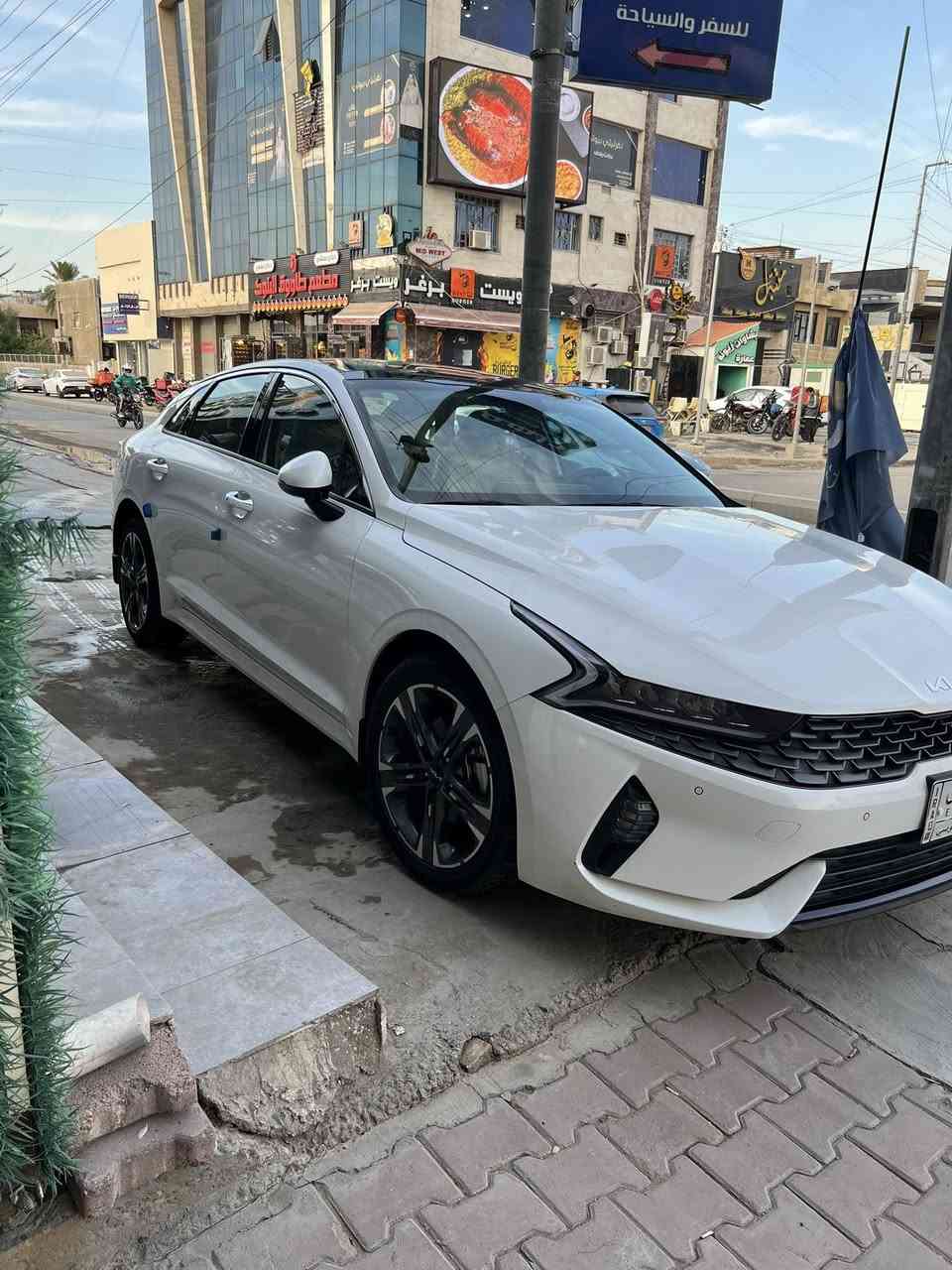 ⸻

🚗 للبيع: KIA K5 موديل 2023 – الوكالة الدولية – مكفولة

سيارة نظيفة جداً، استعمال شخصي، مكفولة من الضربة، وكلشي بيها أصلي.

المواصفات:
 • 📅 الموديل: 2023
 • 🏁 المسافة: 57,000 كم
 • 🏢 الوكالة: الدولية
 • ⚙️ المحرك: 2000 سي سي (دوش)
 • 🔒 مكفولة من الضربة
 • 🎮 تشغيل عن بُعد (Remote Start)
 • 🌙 فتحة سقف بانوراما
 • 🖥️ شاشة كبيرة
 • 📷 كاميرا خلفية
 • 🔑 بصمة تشغيل
 • ❄️ تكييف قوي
 • 🛡️ أنظمة أمان (ABS – Airbags – Traction)

📍 الموقع: بسماية أو زيونة
📞 الهاتف: ***********

💰 السعر: 221 ورقة –
