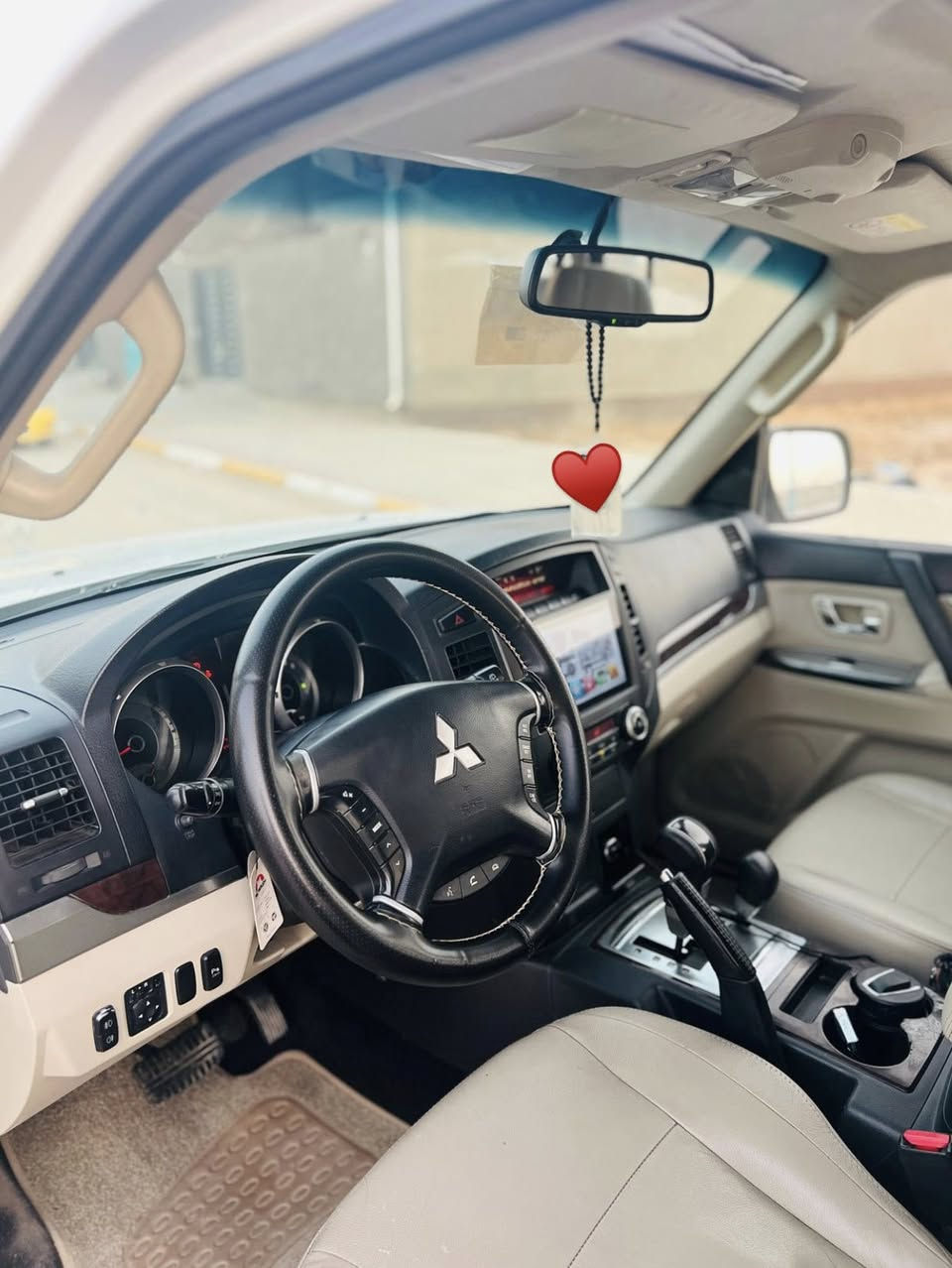 السلام عليكم
باجيرو 

موديل 2014 

( حبتور )

فول مواصفات و مكفولة كفالة عامة 

حدادية تخم كامل 

تخم تاير جديد و السبير ما نازل 
رقم بغداد بأسمي و مداور ثاني يوم
تبريد 3 قطع 

حساسات خلفية 

فتحة سقف

مري شفط و اشاير بالمري 

يدات نيكل 

ويل كب 

و باقي المواصفات المعروفة بالحبتور

ماشية تقريباً 235 

السعر 180 و بيها مجال 

للتواصل 

***********
