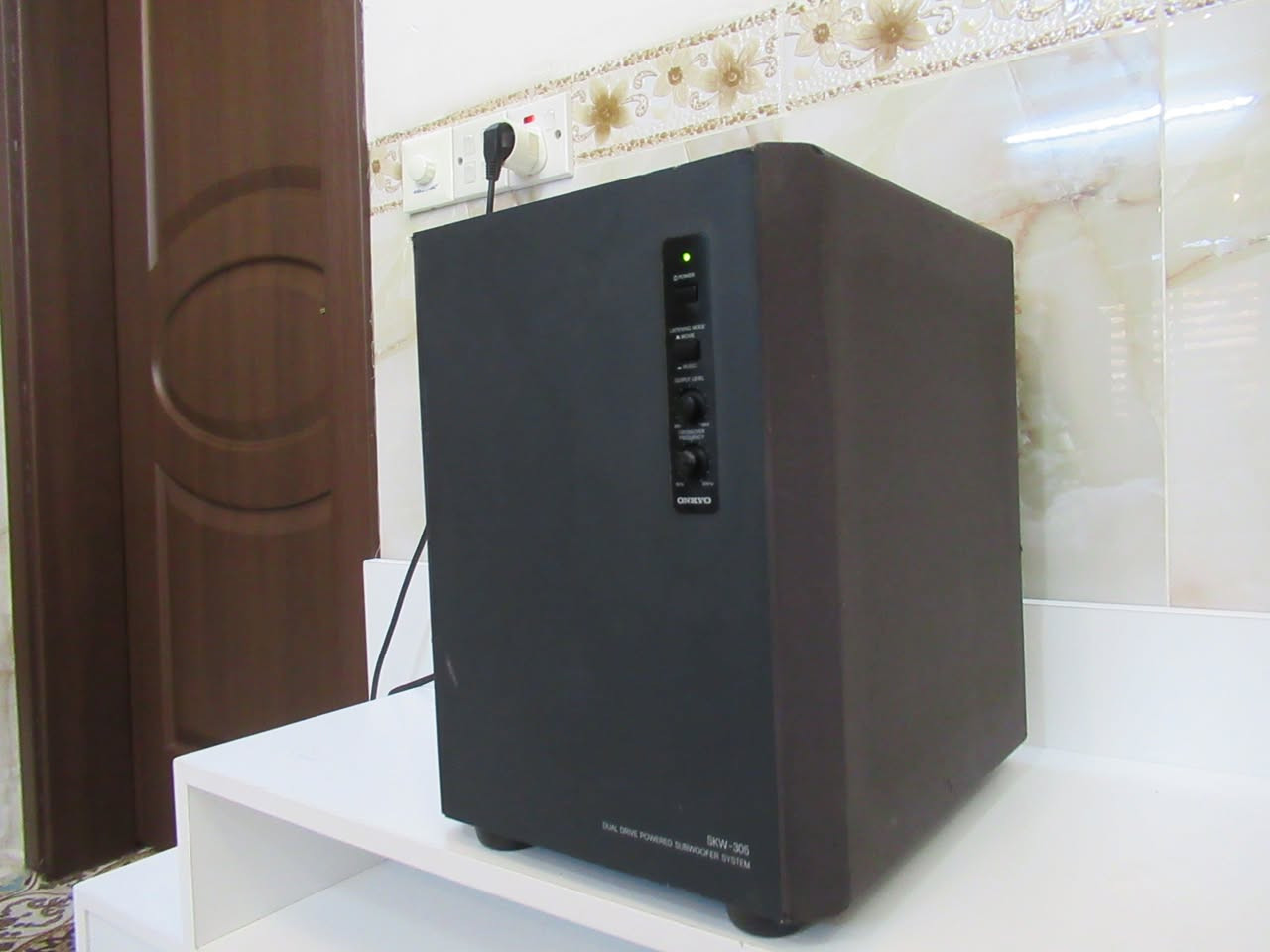 مضخم صوت صب وفر احترافي  انكو  SKW305 باله ياباني . يحتوي على مكبري صوت (2Woofers) مقاس 16 سم داخل نفس الصندوق،  كهرباء 110 فولت
  (Dual Drive System)
* *الوزن:* 11.5 كجم (وزن ثقيل  ومغناطيس ضخم).
 * *الأبعاد:* العرض 285 ملم × الارتفاع 381 ملم × العمق 347 ملم.
 * *استهلاك الطاقة:* 65 واط.
السعر 60 الف 
يوجد توصيل


**إذا كنت صاحب هذا الإعلان وتريد حذفه لأي سبب، رجاءا أرسل رسالة إلى الدعم الفني**
